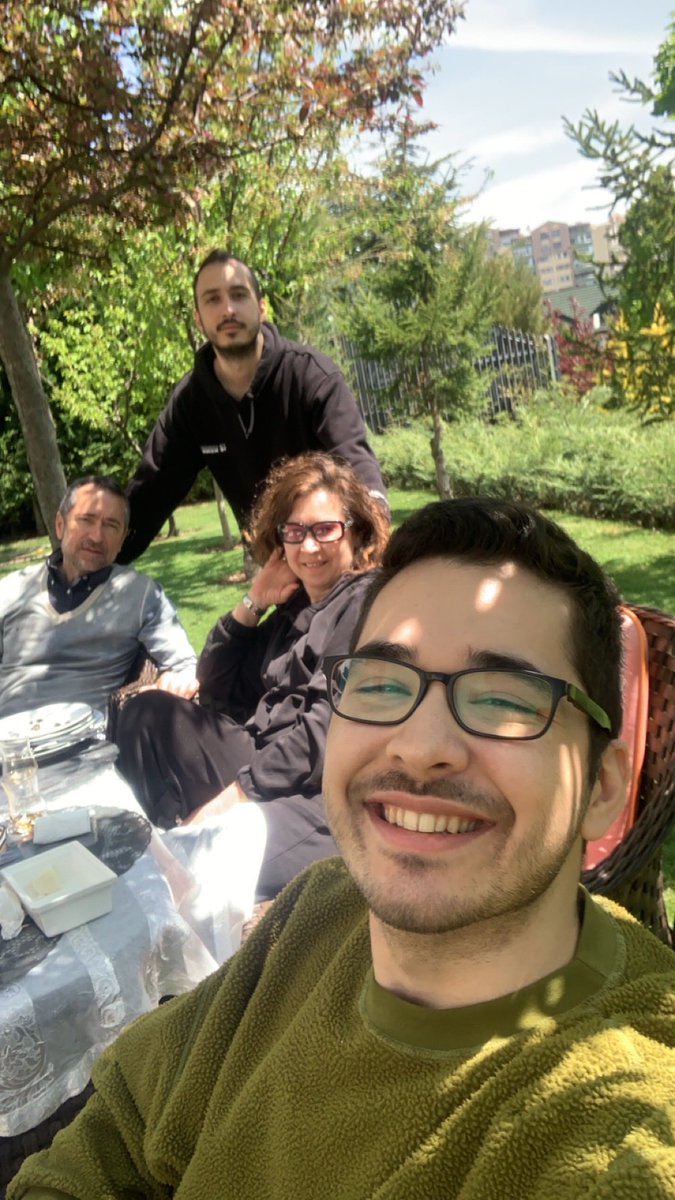 Vatandaşlık görevimizi yerine getirmenin huzuruyla, bahar havasında güzel bir aile sohbeti. Ülke için hayırlısı olsun.