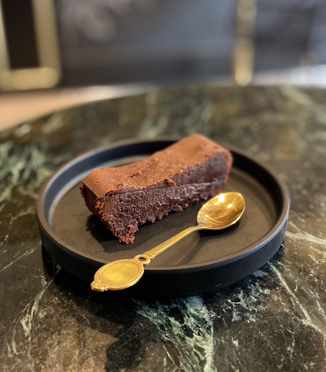 Hazel Lee (@hazel_choc) on Twitter photo Squidgy middle bean to bar chocolate gateau at <a href="/LDNChoc/">London Chocolate</a> 😍🍫
Don’t forget to ask for it to be warmed up before serving! 👌🏼 #CacaoLove #BeanToBar #CraftChocolate Squidgy middle bean to bar chocolate gateau at <a href="/LDNChoc/">London Chocolate</a> 😍🍫
Don’t forget to ask for it to be warmed up before serving! 👌🏼 #CacaoLove #BeanToBar #CraftChocolate