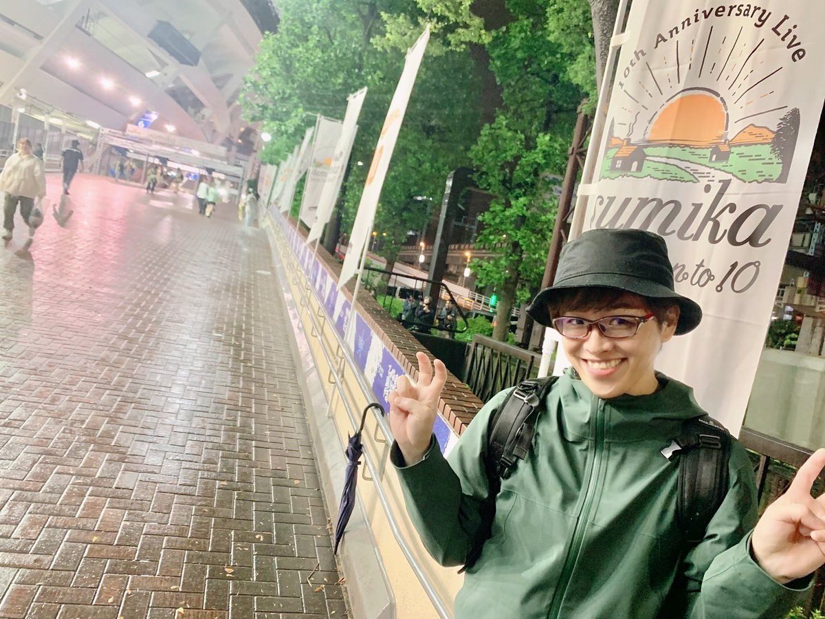 6969soching's tweet photo. sumika横浜スタジアムめちゃくちゃ良かったー🥺🥺4回は泣いた。

メンバー、スタッフの皆様雨の中大変お疲れ様でした！
1ファンとして大いに楽しませてもらいました😊ありがとうございました！

楽しみすぎて僕の隣の人は「こいつ結構コーラスしてくるな」って思ったかも知れませんなわはは🙂 https://t.co/EVOXaxO7QC
