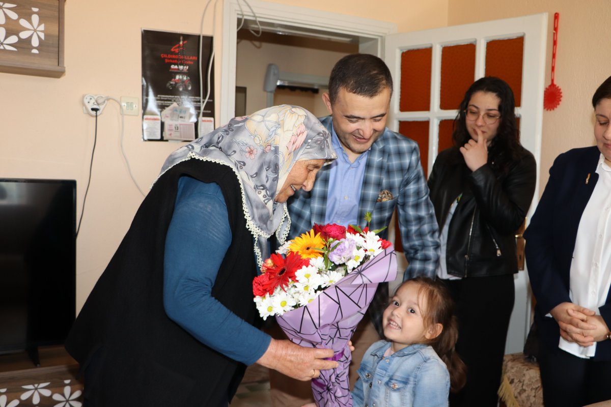 EmirdagKaymakam's tweet photo. Kaymakam Osman Bilici, eşi Filiz Bilici ile birlikte Anneler Günü münasebetiyle ilçemizdeki şehit annelerini ziyaret ederek onları bu özel günde yalnız bırakmadı. https://t.co/I7AsE5ZtWb