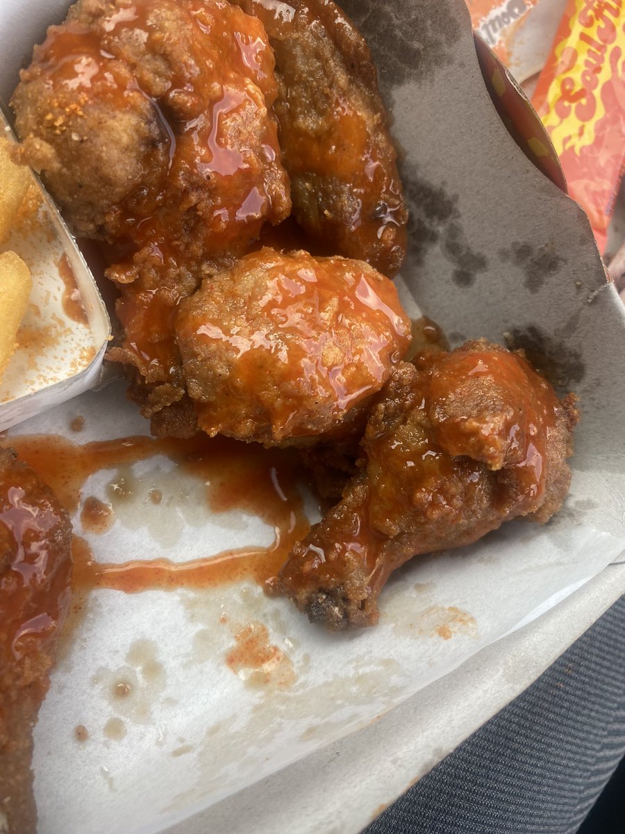 Ketso28's tweet photo. This is the only way to eat chicken licken 🥹 https://t.co/X8pLROoQA7