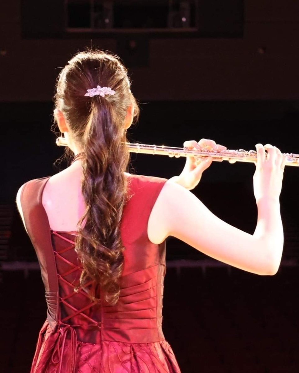 dancing_flute's tweet photo. 髙木美里ちゃん⭐️
この度ダンシング初LIVEの【構成】を担当しました✨
Dancing Flute LIVEではメンバーが順番にトークをし、よりお客さまに音楽会をお楽しみいただけるように構成しました🎵トークも愉快にお届けできたかなと思います✨✨✨⭐️ https://t.co/BcitDXaHGy