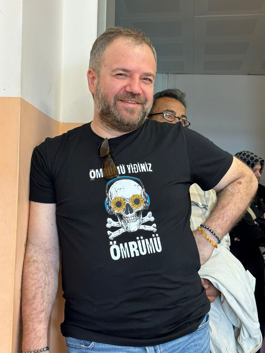 Sıramızı bekledik, oyumuzu kullandık. (Evet tişört mesaj içeriyor)