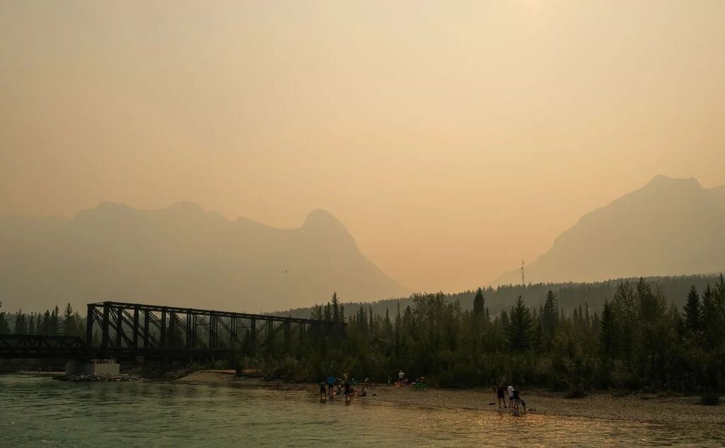 samuelmh's tweet photo. Canmore sunset during wildfires 
.
.
.
#landscape #explorecanada#landscapephotography #smoke #wildfire #fire #yellowsky #orangesky #strange
#landscape #canadianrockies #sunsetcolors #sunset #beautifuldestinations #earthoutdoors#fujilove #fujixpassion #canmore #moutains #epic… https://t.co/RfNQTXRyWO