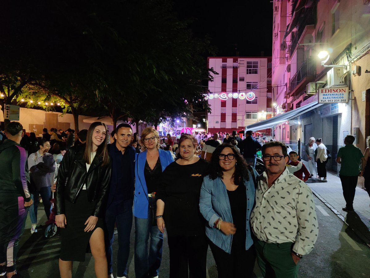 Cs_Jaen's tweet photo. Anoche estuvimos en las fiestas del castizo barrio de la Glorieta.

Un gran rato de convivencia junto a los miembros de la Junta Directiva de la AAVV La Gloria. 

#PorJaén #PorLosTuyos 💪🏻🍊 https://t.co/auNI19tKN7