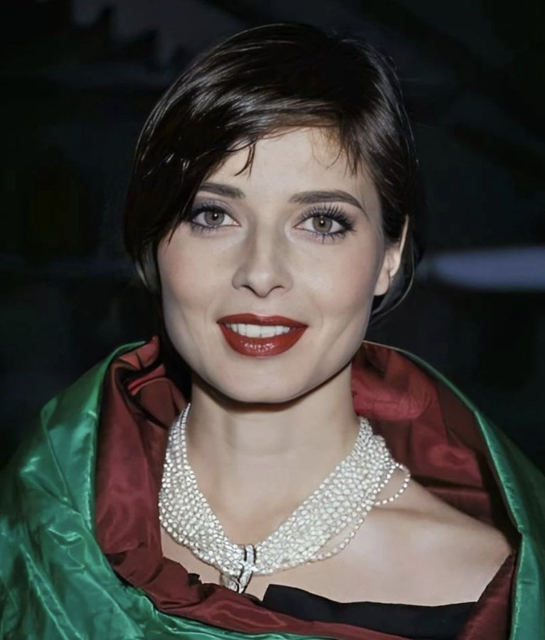 distractedfilm's tweet photo. PORTRAIT:  

Isabella Rossellini.

#cu https://t.co/vZkqzY2JiE
