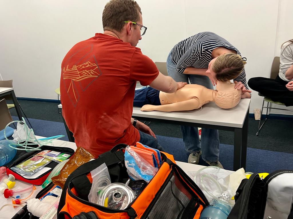 FPHCStudent_Jr's tweet photo. Fantastic work by our Yorkshire Regional rep Yvonne organising a well attended teaching session on all things out of hospital cardiac arrest πͺπ
Helped by facilitators including @Kangaroosteve @SHewson92 a number of skill stations took place
#PHEM #FEMinPHEM #sim #MedTwitter https://t.co/8lhBt6FEfo