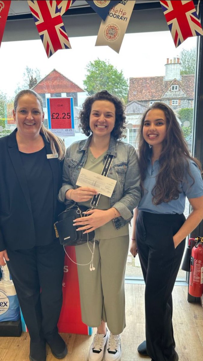 JasmineR_Coop's tweet photo. It's a privilege to support @LejlaDauti  and her new support groups for survivors of domestic abuse with a £450 Donation 💙
A local woman supporting female survivors far and wide - please check out the incredible work she is doing!
#Caterham #itswhatwedo #community #lptms https://t.co/cyqVO8qYW9