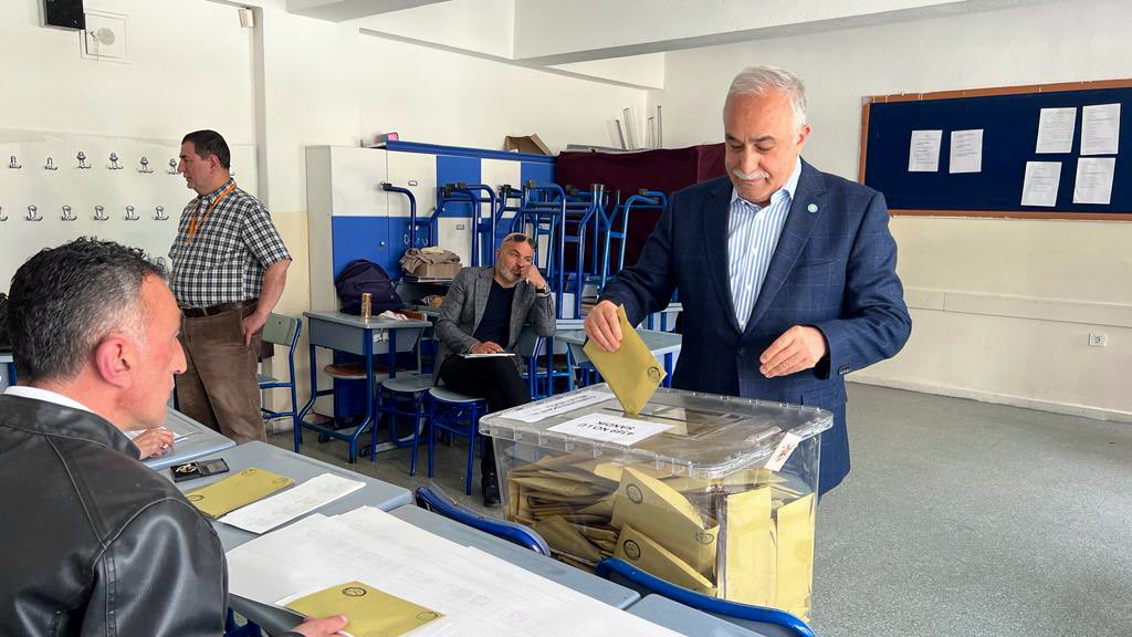 aefakibaba's tweet photo. Daha İYİ bir Türkiye için Vatandaşlık görevimizi yerine getirerek oyumuzu kullandık.

Bizim için çok yoğun ama bir o kadar da umut verici bir seçim kampanya sürecini geride bıraktık. 

Seçim sonuçlarının tüm ülkemiz adına hayırlara vesile olmasını diliyorum.🫶
#İlkTurdaBitiriyoruz☀️🫶☀️

@meral_aksener 
@iyiparti