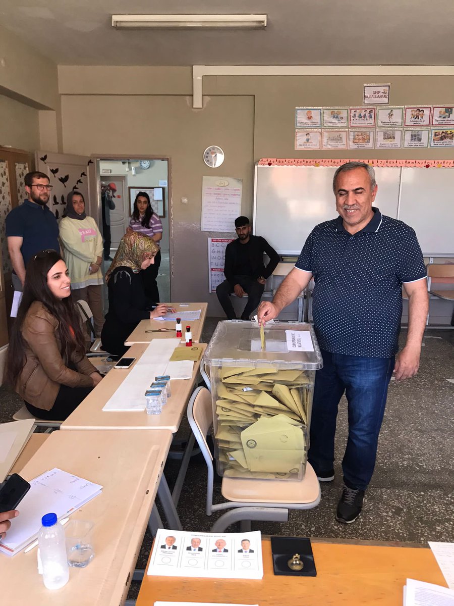 SehitFasih's tweet photo. 28. Dönem Cumhurbaşkanlığı ve Milletvekilleri seçimi için Ömerli Milli Eğitim müdürü Sayın Adnan Çiftçi, Ömerli Atatürk İlkokulunda 1030 nolu sandıkta oyunu kullandı. Hayırlı olsun https://t.co/CW9dDqrsI6