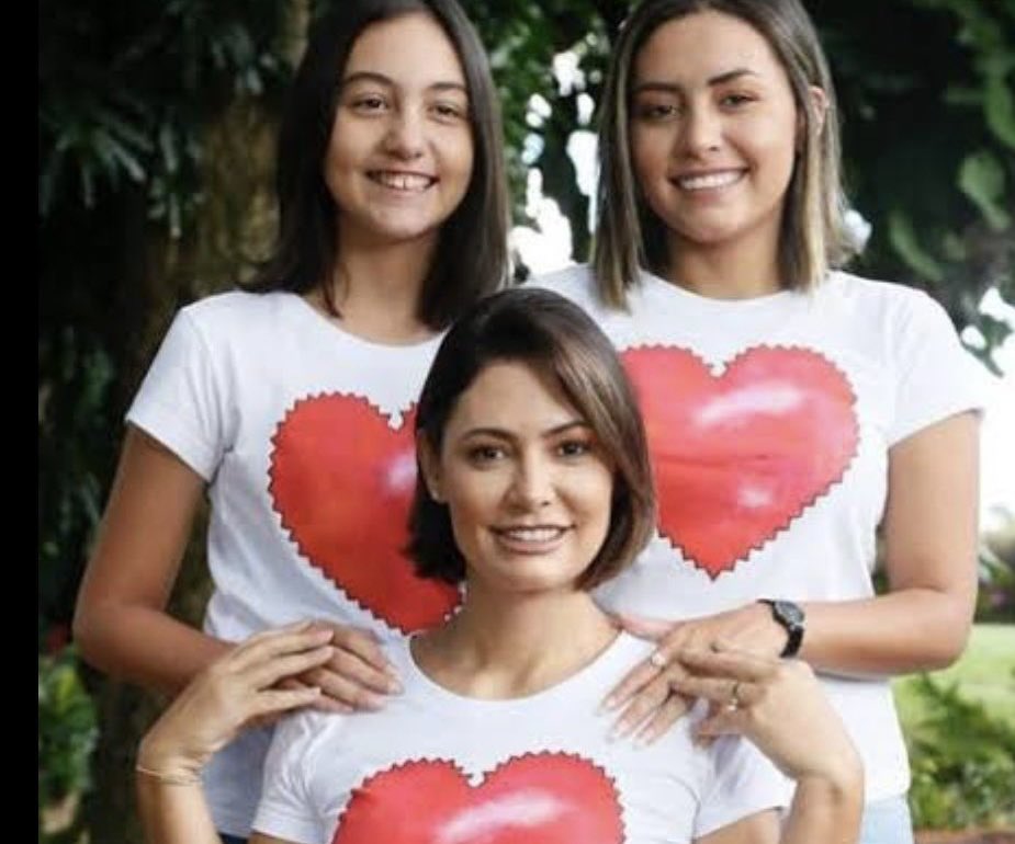dellguedes's tweet photo. Parabéns para a mamãe que é nossa jóia mais rara! 💎💎💎 Feliz Dia das Mães! https://t.co/zdDw43UuJG