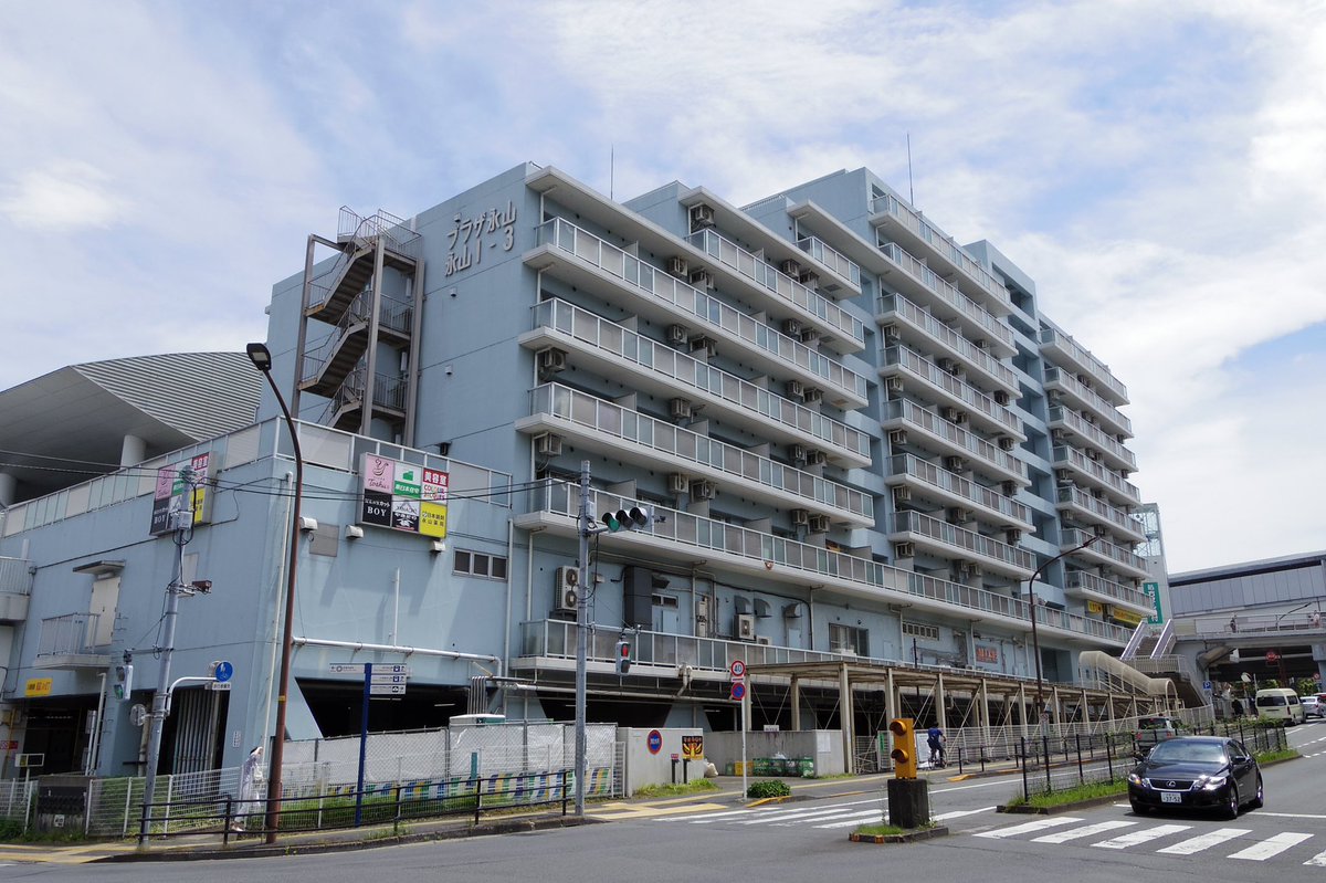 TamaNT_bot's tweet photo. 多摩ニュータウンプラザ永山1-3（UR賃貸、平成3年3月入居）
1階部分は駐車場で、ペデストリアンデッキに面した2階と3階に店舗が入る。多摩ニュータウンの公団住宅としては唯一、中廊下型の住戸アクセスになっている。 https://t.co/FlKyS0aoUz