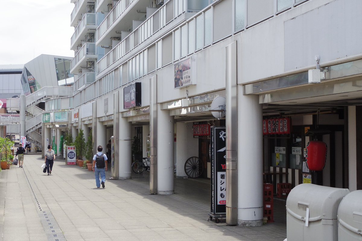 TamaNT_bot's tweet photo. 多摩ニュータウンプラザ永山1-3（UR賃貸、平成3年3月入居）
1階部分は駐車場で、ペデストリアンデッキに面した2階と3階に店舗が入る。多摩ニュータウンの公団住宅としては唯一、中廊下型の住戸アクセスになっている。 https://t.co/FlKyS0aoUz