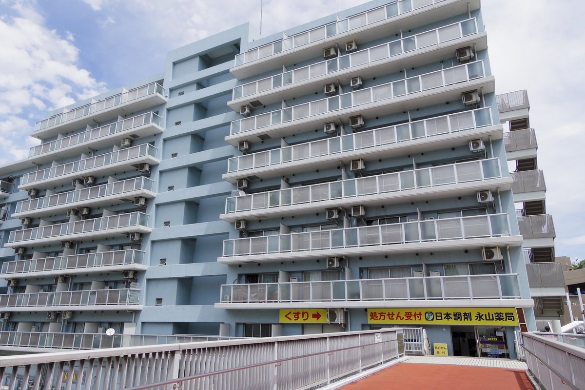 TamaNT_bot's tweet photo. 多摩ニュータウンプラザ永山1-3（UR賃貸、平成3年3月入居）
1階部分は駐車場で、ペデストリアンデッキに面した2階と3階に店舗が入る。多摩ニュータウンの公団住宅としては唯一、中廊下型の住戸アクセスになっている。 https://t.co/FlKyS0aoUz