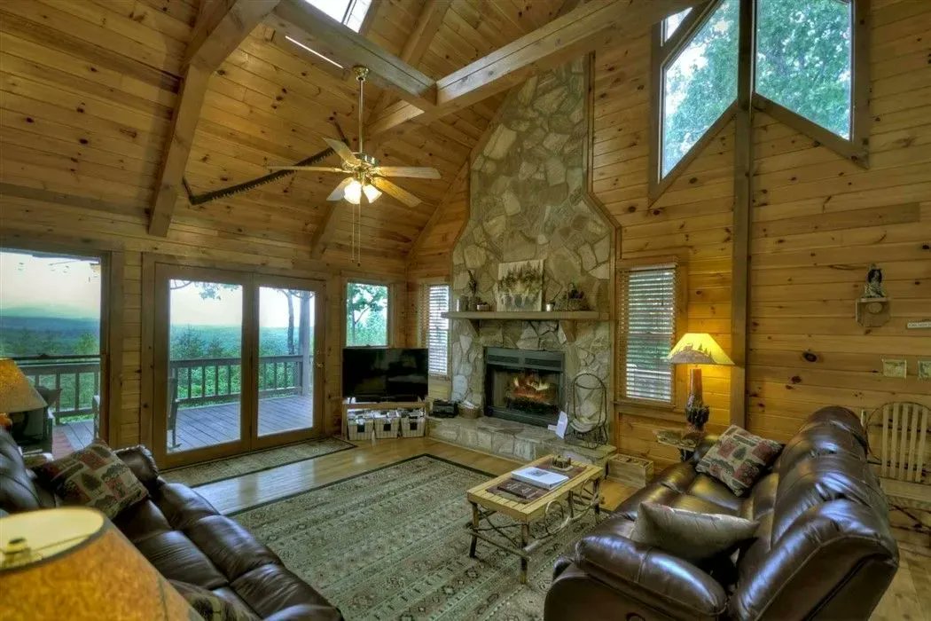 MRendezview's tweet photo. Book your stay with us and enjoy this luxurious cabin on your next vacation! #cabinrentals #vacationhome #summervacation https://t.co/EidgKzOefV
