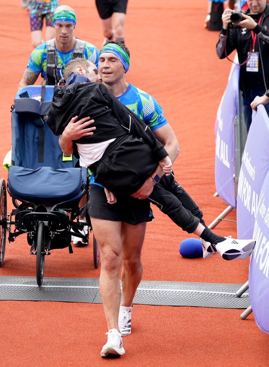yorkshirelive's tweet photo. This is the moment Kevin Sinfield carried his best friend Rob Burrow over the finish line of the inaugural #RobBurrowMarathon in Leeds 💙💛 

What a photograph ❤️ https://t.co/dpCCZiAXDT