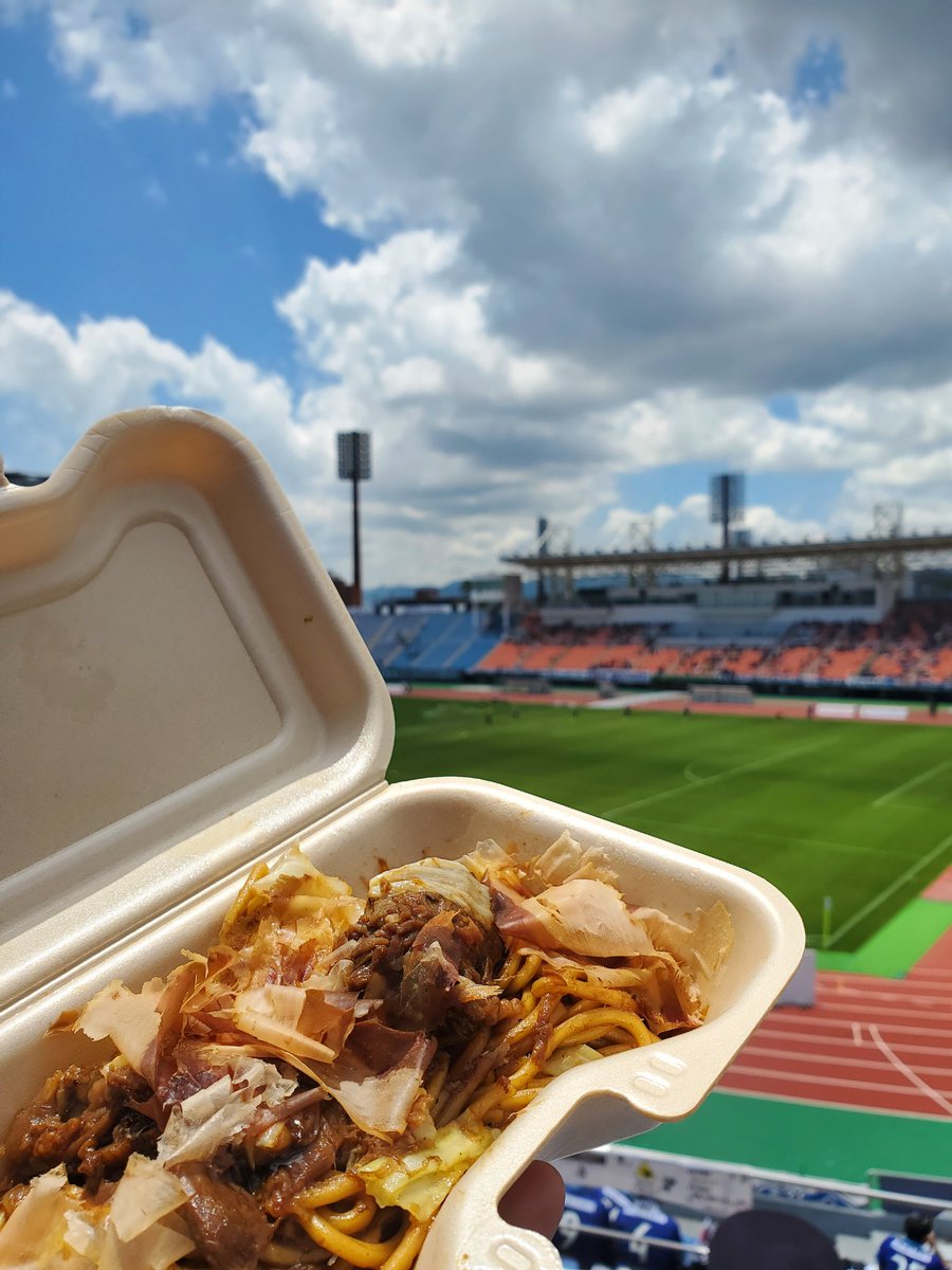 taro_65's tweet photo. 今日は焼きそばにジェラートさらにあご肉!
牛すじ最高に美味い!!暑かったから不知火のジェラートもさっぱりしてて最高でした!
追加で買ったあご肉は思ってたより柔らかくて超美味しかった😋
#鹿児島ユナイテッドFC
#GOICHIMEAT
#農園ガーデン空
#うえの屋 https://t.co/zlQjJ5sj08