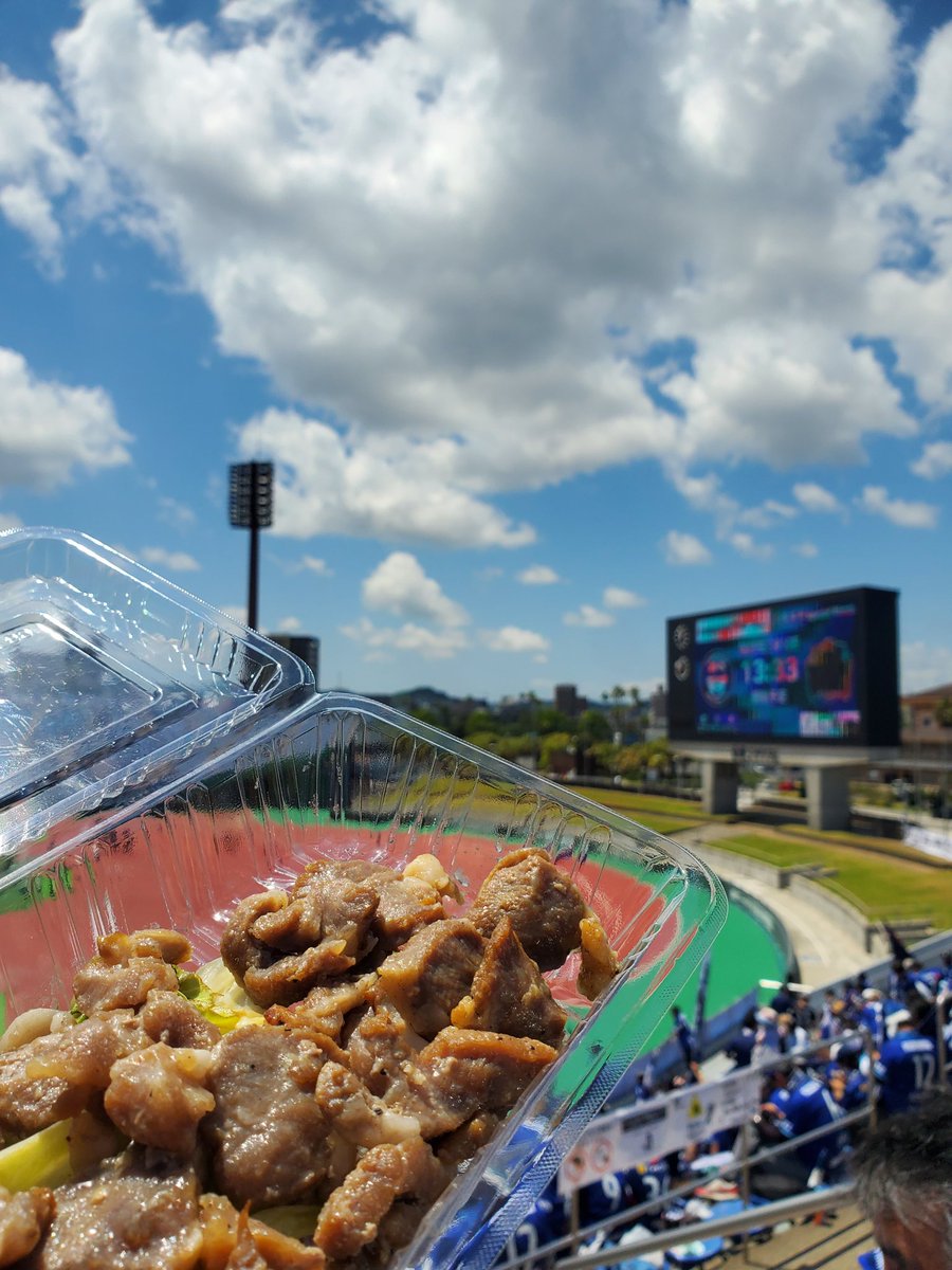 taro_65's tweet photo. 今日は焼きそばにジェラートさらにあご肉!
牛すじ最高に美味い!!暑かったから不知火のジェラートもさっぱりしてて最高でした!
追加で買ったあご肉は思ってたより柔らかくて超美味しかった😋
#鹿児島ユナイテッドFC
#GOICHIMEAT
#農園ガーデン空
#うえの屋 https://t.co/zlQjJ5sj08