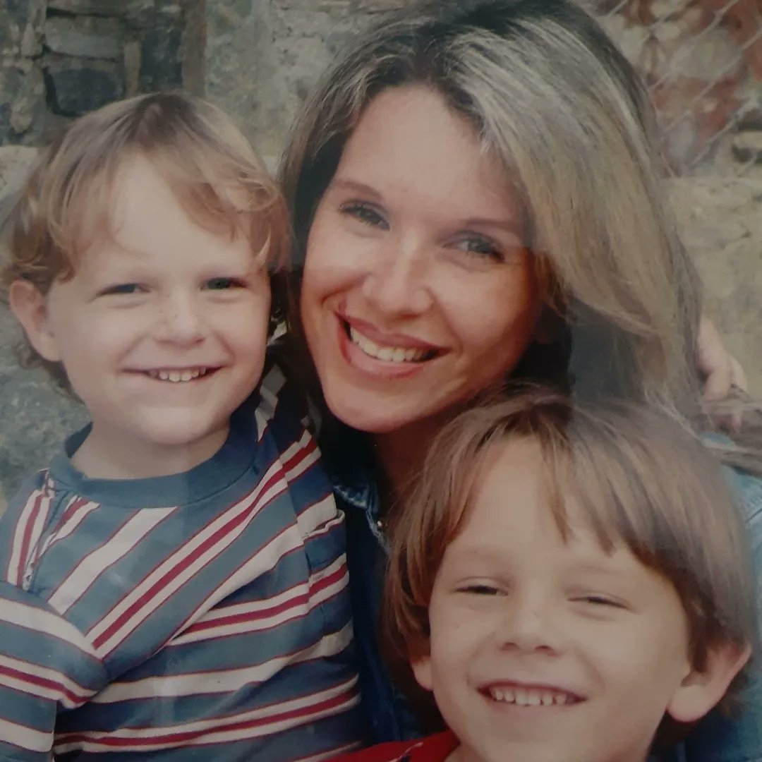 Ojalá mis hijos sientan por mí la mitad del orgullo y  que yo siento por mi mamá . 
Feliz día a esas madres que nos guían y protegen sin caducidad de tiempo ni distancia.