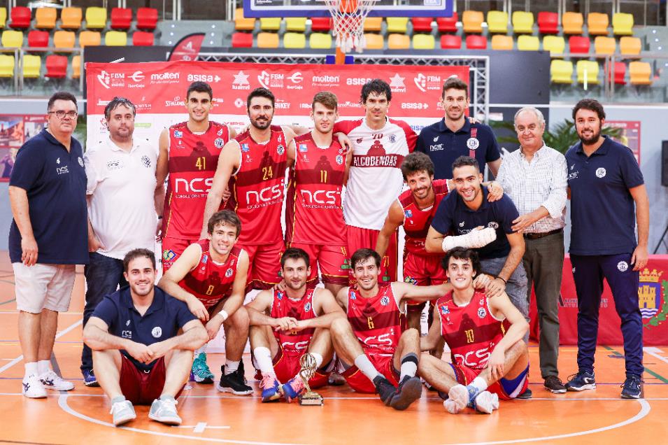 josete8877's tweet photo. El @cbalcobendas temporada tras temporada sigue (re) escribiendo la historia 📖 de la #FamiliaCBA 😎 @correoramirez
@antonioomarin5 @Tejera12 @edumartinez96 @GuilleBasket8 @iagoibañez,Ballespin,De La Torre,Larrache,Garrido,Hermoso,Herrero,Juanjo Jiménez,Pablo Rodrigo, Gutiérrez.. https://t.co/04LLiKmMPx