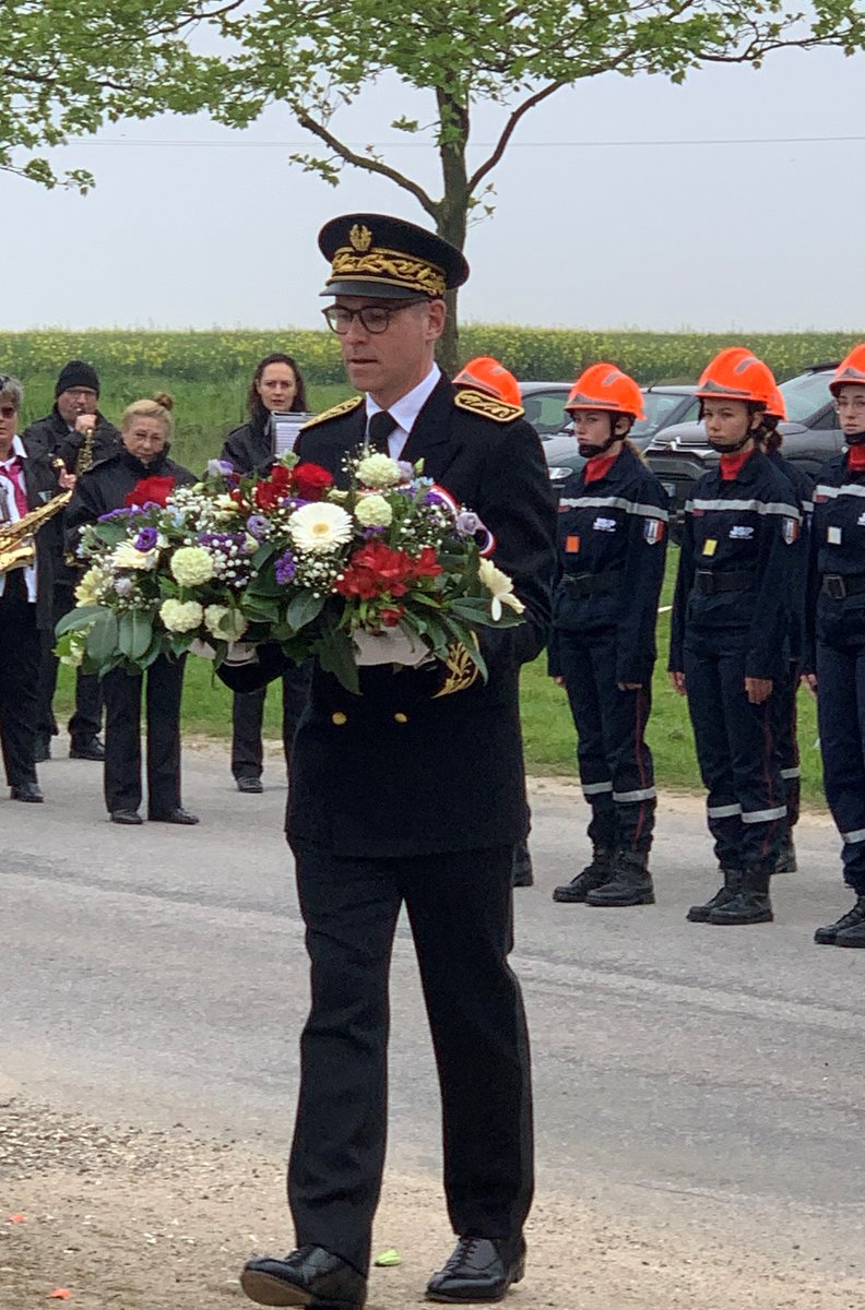 Prefet28's tweet photo. [CEREMONIE DU SOUVENIR AU CAMP DE VOVES]
Yann GERARD, sous-préfet de l'arrondissement de Chartres, a rendu hommage aux internés et déportés à l'occasion du 81è anniversaire du camp de Voves.
Les enfants de #Voves ont honoré leur #mémoire en offrant une représentation à tous. https://t.co/KumkUEkmw0