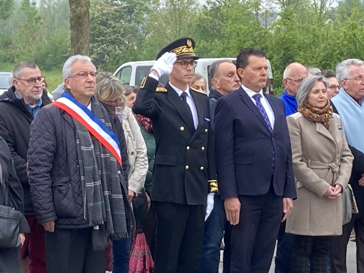 Prefet28's tweet photo. [CEREMONIE DU SOUVENIR AU CAMP DE VOVES]
Yann GERARD, sous-préfet de l'arrondissement de Chartres, a rendu hommage aux internés et déportés à l'occasion du 81è anniversaire du camp de Voves.
Les enfants de #Voves ont honoré leur #mémoire en offrant une représentation à tous. https://t.co/KumkUEkmw0