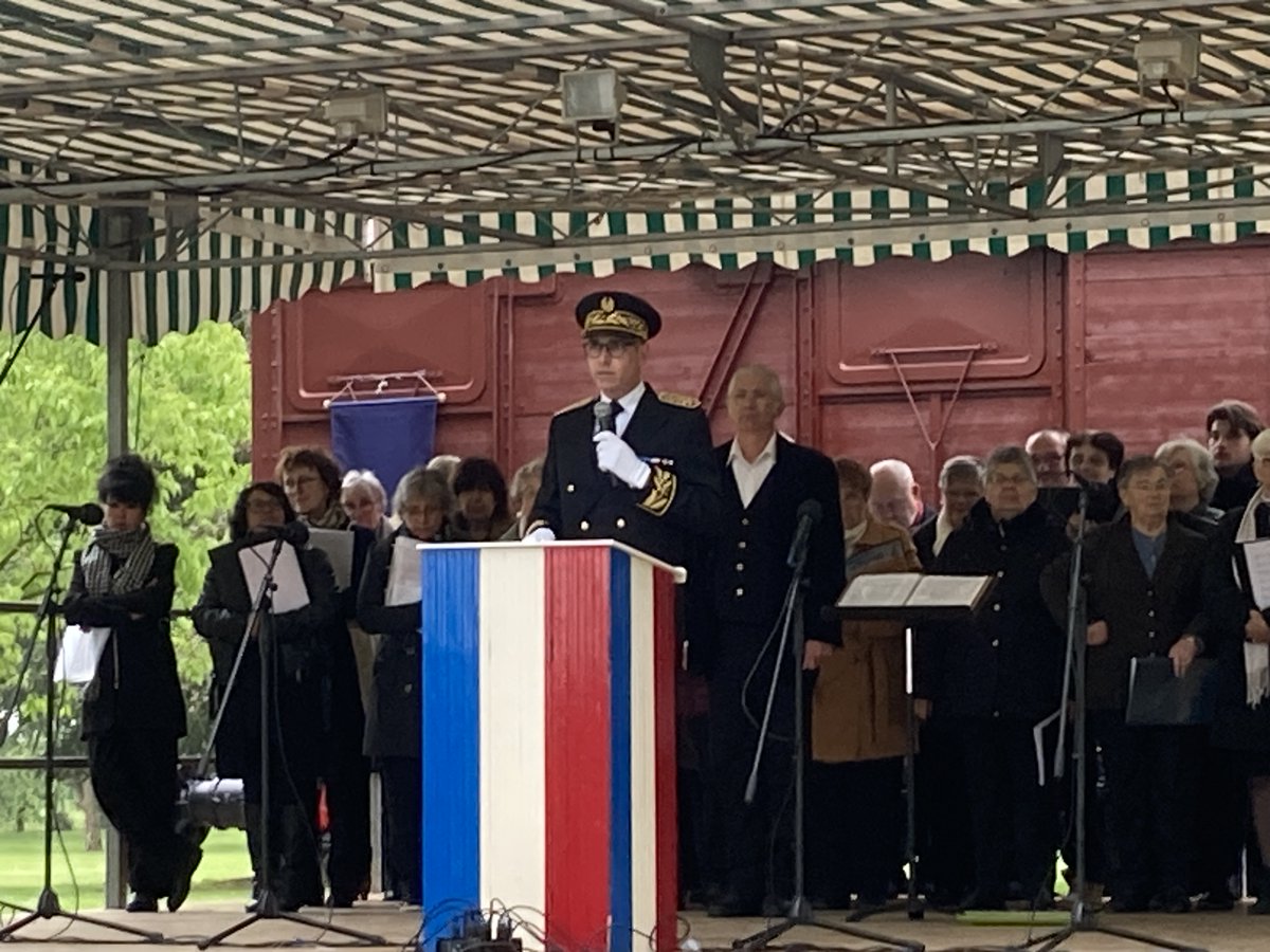 Prefet28's tweet photo. [CEREMONIE DU SOUVENIR AU CAMP DE VOVES]
Yann GERARD, sous-préfet de l'arrondissement de Chartres, a rendu hommage aux internés et déportés à l'occasion du 81è anniversaire du camp de Voves.
Les enfants de #Voves ont honoré leur #mémoire en offrant une représentation à tous. https://t.co/KumkUEkmw0