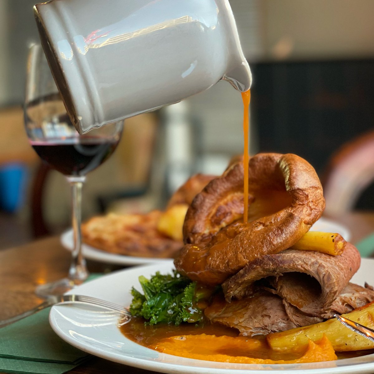 Paternosterpub's tweet photo. Finally Sunday! We’ve been waiting for Chef Aung’s Sunday Roast all week 😋 #youngschef #sundaysatyoungs 

@youngspubs 

#citypub #sundayroast #lunch #roastbeef https://t.co/JQ8lbagDVn