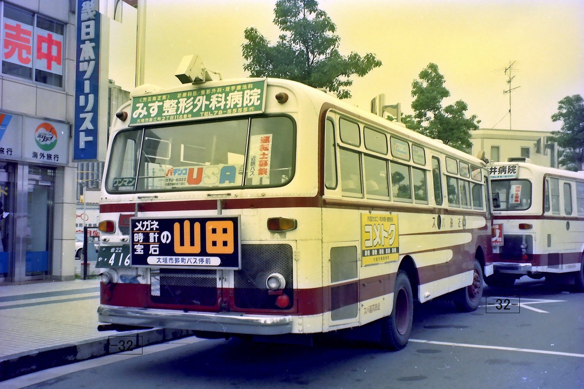 #名阪近鉄バス　MEIHAN KINTETSU BUS 
岐22か・416　RD100　1973年式
 [ 岐阜羽島駅 ]　　大垣市内　1988.8 
帝国ボディ、RD100は丸2灯ライトが標準でしたね。数年後、新車や中古冷房車の導入で、自社発注の古参車は急速に淘汰されました。