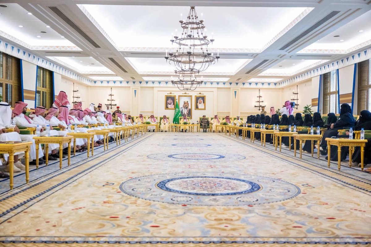 EmarahAlQassim's tweet photo. أكد سموه على المسؤولية الوطنية والأمنية لجميع فئات المجتمع للتصدي لعمليات حيازة وترويج المخدرات .. 

سمو #أمير_القصيم : 
مالم يكن هناك حزم في تطبيق العقوبات  النظامية مع الحملات التوعوية لمكافحة المخدرات فلن نقضي على  المتاجرين بهذه الافة الخطيرة على مجتمعنا. https://t.co/nizTltUXYT