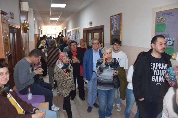 tele1comtr's tweet photo. İstanbul Barosu'ndan uyarı: Saat 17:00'de kuyrukta bekleyen seçmenler oy kullanabilir
https://t.co/h1ovyjdCMP https://t.co/c6bhVSRoHi