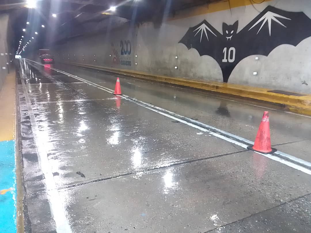 invialca's tweet photo. #ATENCION ⚠️⛈️ Ante las lluvias que se registran en la entidad recordamos a los conductores reducir la velocidad, mantener una distancia prudencial entre vehículos y hacer uso permanente del cinturón de seguridad 🦺
Los equipos de #Invialca se mantienen atentos en todo momento https://t.co/ihnLRDT7Lb