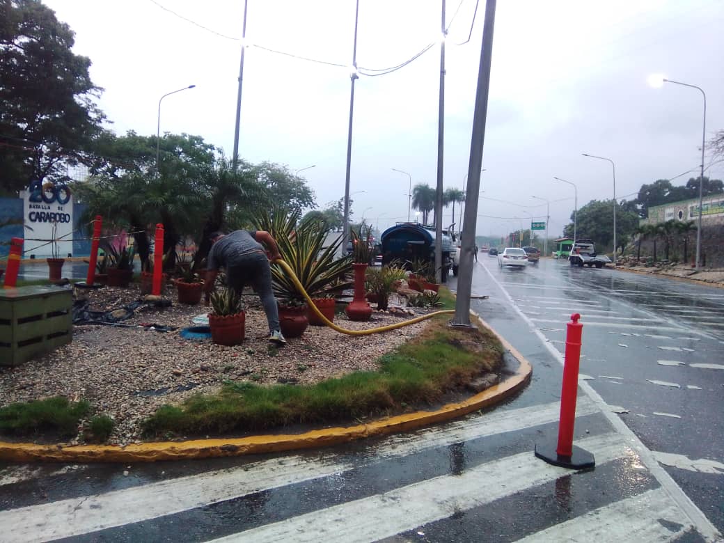 invialca's tweet photo. #ATENCION ⚠️⛈️ Ante las lluvias que se registran en la entidad recordamos a los conductores reducir la velocidad, mantener una distancia prudencial entre vehículos y hacer uso permanente del cinturón de seguridad 🦺
Los equipos de #Invialca se mantienen atentos en todo momento https://t.co/ihnLRDT7Lb