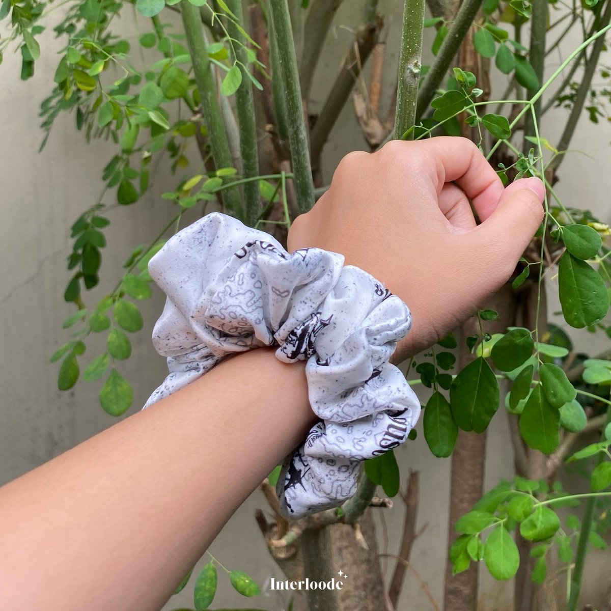 interloode_id's tweet photo. Open Pre-Order | Open PO
• Fanmade SUGA / AgustD D-Day Scrunchie •

Available:
- White (Putih)
- Black (Hitam) 

Details PO👇🏼
🔗 Form PO: https://t.co/6aYdUHwbYU…
📍Jakarta, ID

🗒️ ada freebies✨ https://t.co/FaK2S34nGZ