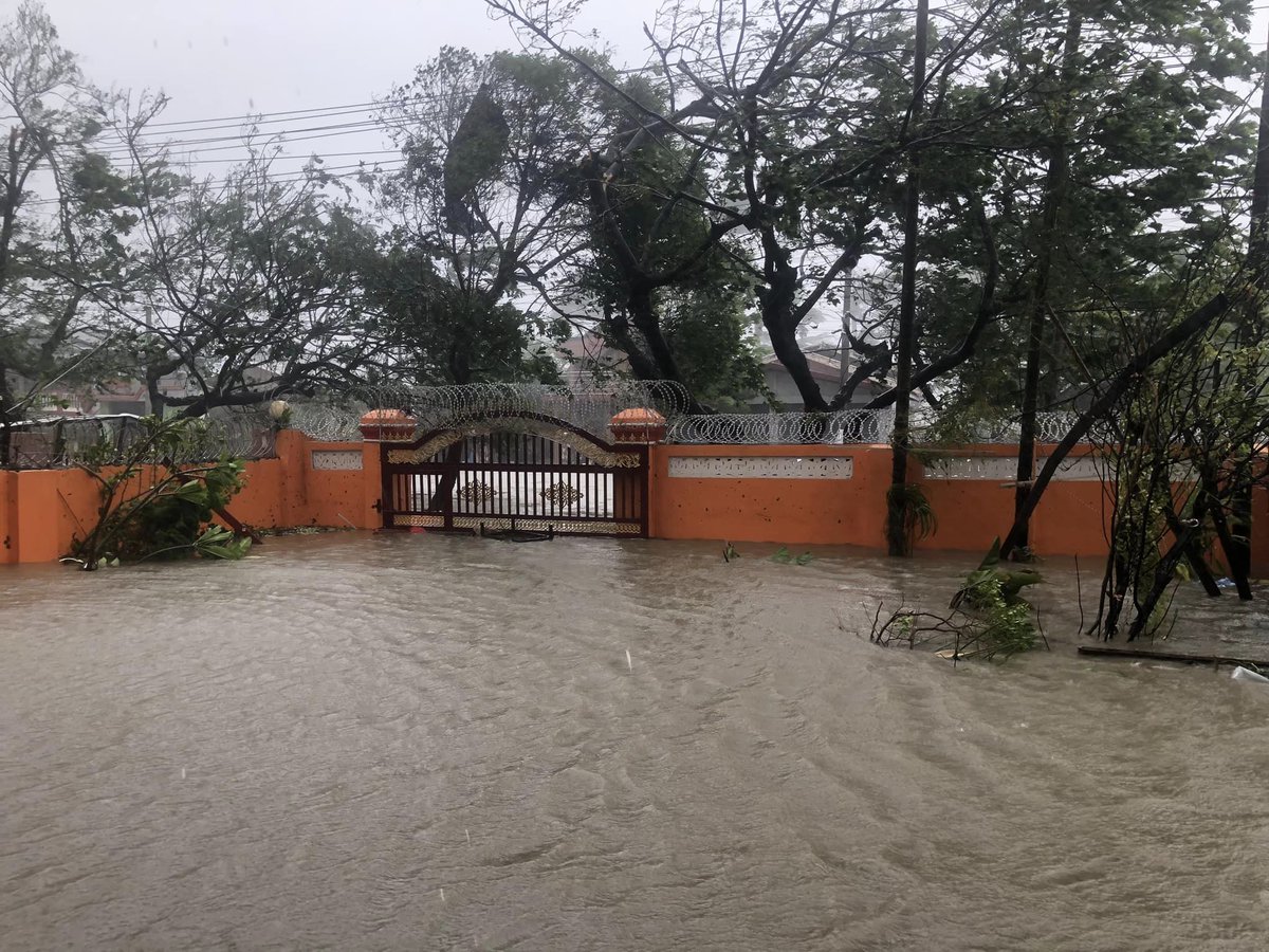 romddullah's tweet photo. #CycloneMocha has caused extensive damage in the port city of #Sittwe, Myanmar, with winds up to 210 kph and storm surges inundating the area. Our thoughts are with those affected by this natural disaster.#CycloneMocha
#MyanmarDisaster
#SittweStrong
#HumanitarianAid
📸: Collected https://t.co/vQbmmHv0x7