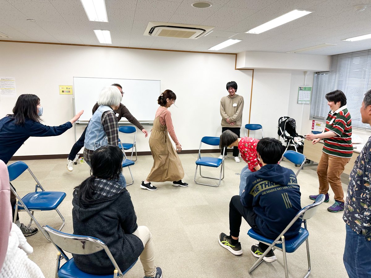 arito25th's tweet photo. 5/14、無事に第2回目となる
シアターゲームで遊ぼう
Play!Do!Clubを開催。
最年少14歳のご参加と
最年長？のご参加と
見学は私の娘（3歳）と、
色々なジェネレーションが入り混じる空間に！
笑いの絶えない最高の時間になりました
皆さん素敵でした
第3回目を目指します
#シアターゲーム　#playdo https://t.co/qOXm3fMPdi