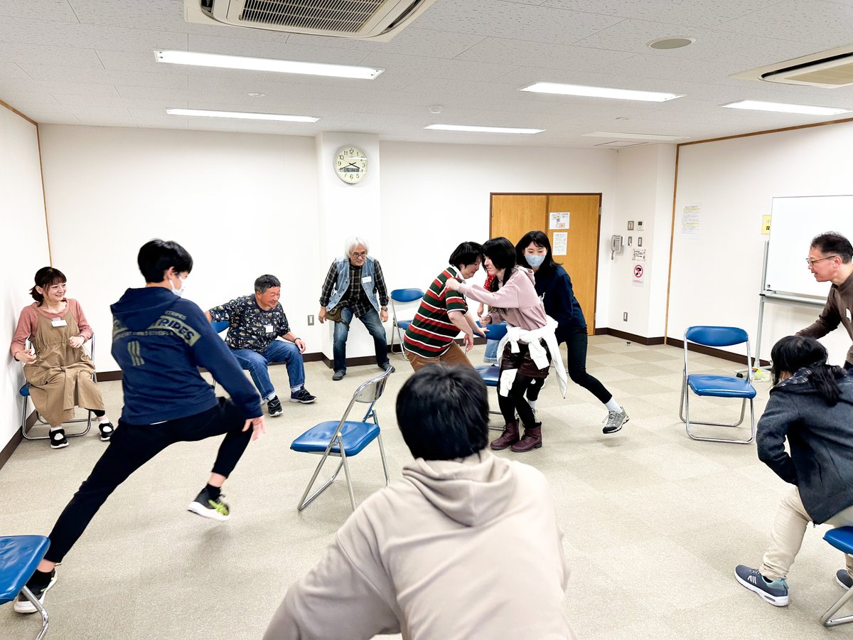 arito25th's tweet photo. 5/14、無事に第2回目となる
シアターゲームで遊ぼう
Play!Do!Clubを開催。
最年少14歳のご参加と
最年長？のご参加と
見学は私の娘（3歳）と、
色々なジェネレーションが入り混じる空間に！
笑いの絶えない最高の時間になりました
皆さん素敵でした
第3回目を目指します
#シアターゲーム　#playdo https://t.co/qOXm3fMPdi