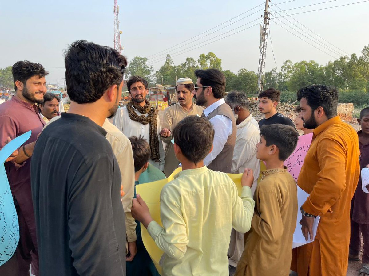 PTIofficial's tweet photo. فیصل آباد：  چیرمین پاکستان تحریک انصاف جناب عمران خان کی ہدایت پر سول سوسائٹی اور پاکستان تحریک انصاف کے کارکنوں نے  پر امن احتجاج کیا جس میں مظاہرین نے پلے کارڈز اٹھائے  رکھے حقیقی آزادی ، آئین بچاؤ ملک بچاؤ #آئین_بچاؤ_پاکستان_بچاؤ https://t.co/V4hu2cXePZ