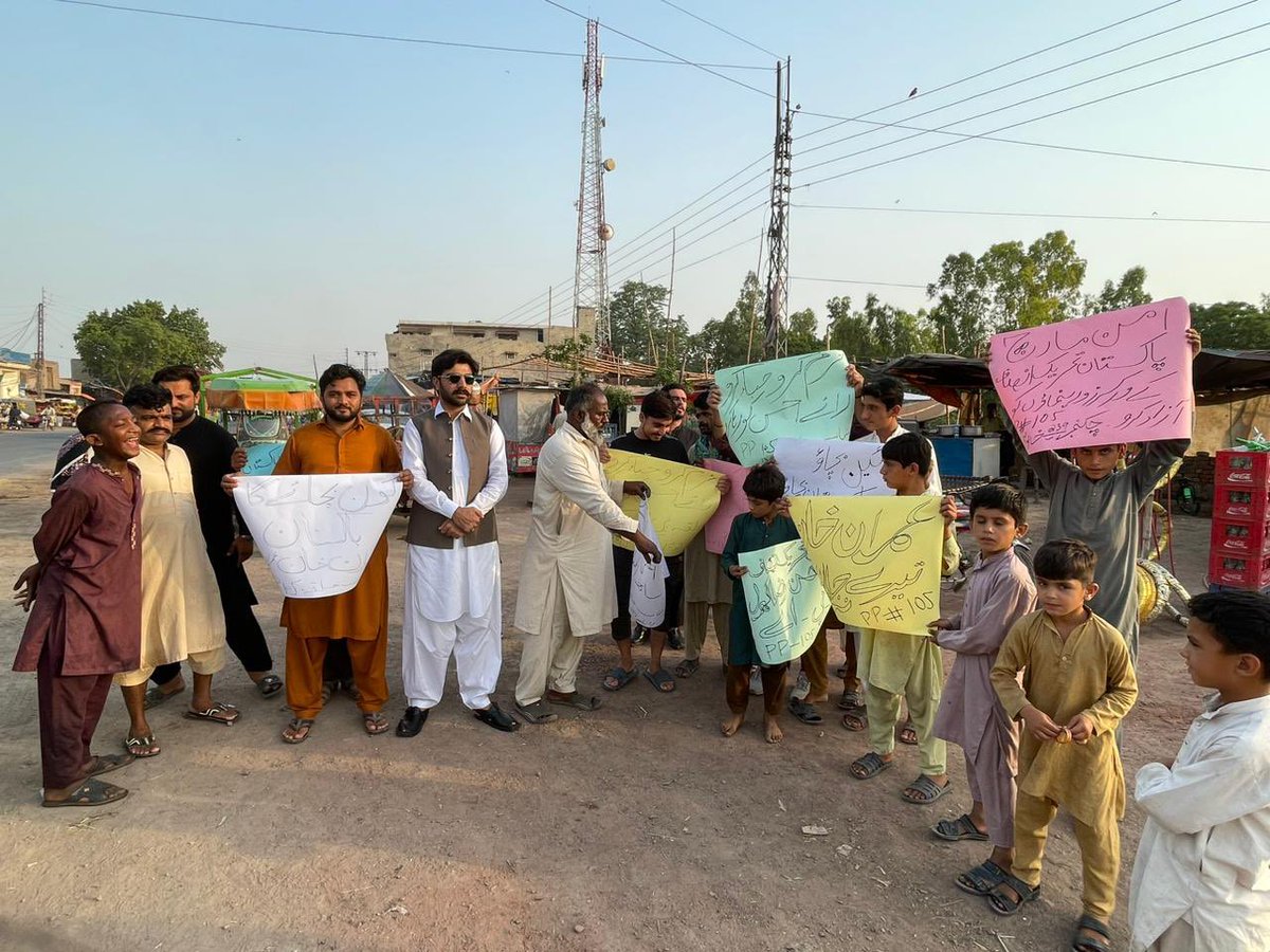 PTIofficial's tweet photo. فیصل آباد：  چیرمین پاکستان تحریک انصاف جناب عمران خان کی ہدایت پر سول سوسائٹی اور پاکستان تحریک انصاف کے کارکنوں نے  پر امن احتجاج کیا جس میں مظاہرین نے پلے کارڈز اٹھائے  رکھے حقیقی آزادی ، آئین بچاؤ ملک بچاؤ #آئین_بچاؤ_پاکستان_بچاؤ https://t.co/V4hu2cXePZ