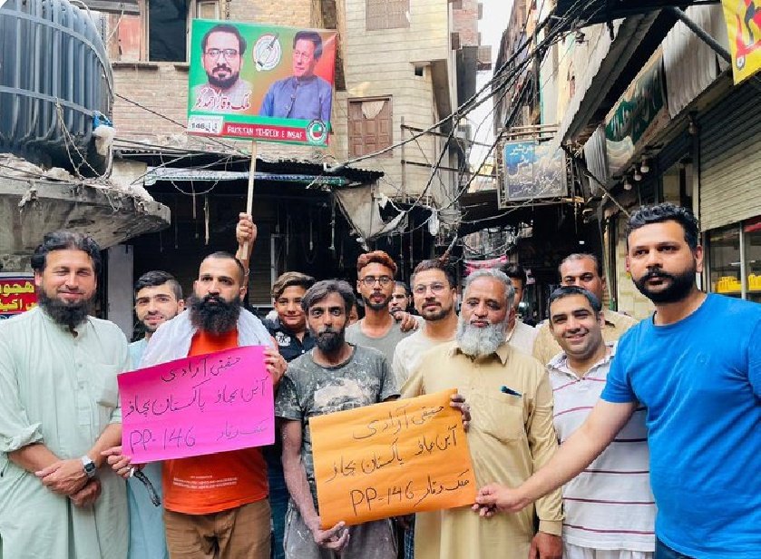 sammiabbasi_pti's tweet photo. عمران خان کی کال پر پورے پاکستان میں پلے کارڈز اٹھائے ہوئے پاکستانی جرات مند لوگ 🔥❤️ https://t.co/ZvHT68owFx