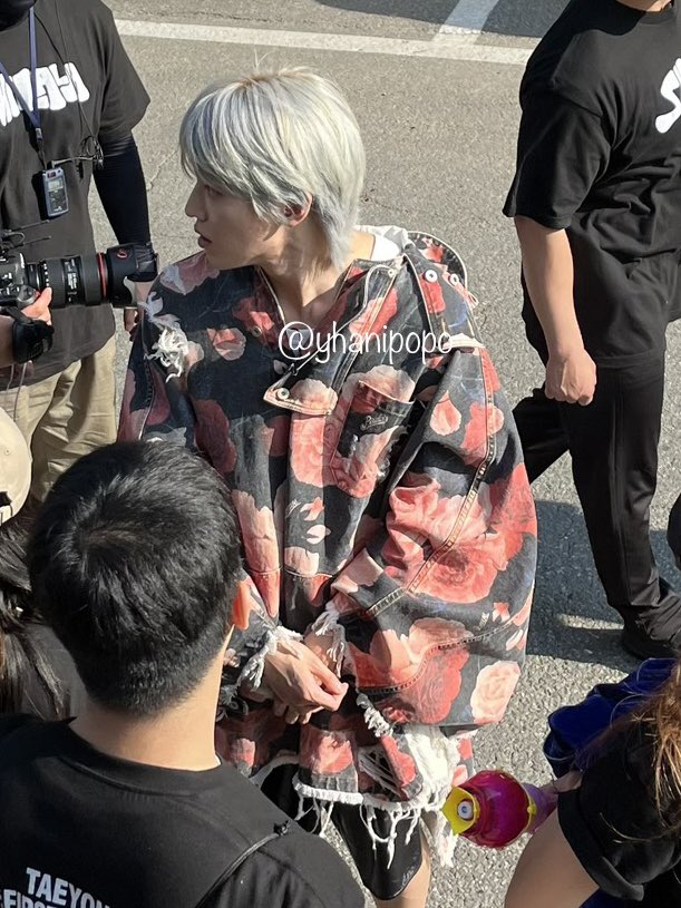 yhanipopo's tweet photo. 정말이지 .. 엔시티 태용 .. 진짜 잘생겻드라 .. 
웃긴게 자기 아냐고 다시 물어본게 넘 웃김 ㅋㅋㅋㅋㅋㅋ ㅜㅜㅜ 
케이팝빠수니가 당신을 모르나요? 
그리고 직원 전용 공간이 신기햇는지 나한테
오백가지 질문을 물어봄
아니 올릴 수 잇는 케이팝하는 계정이 이거바께 없어서 올랴요.. https://t.co/Z5biCwCOe4