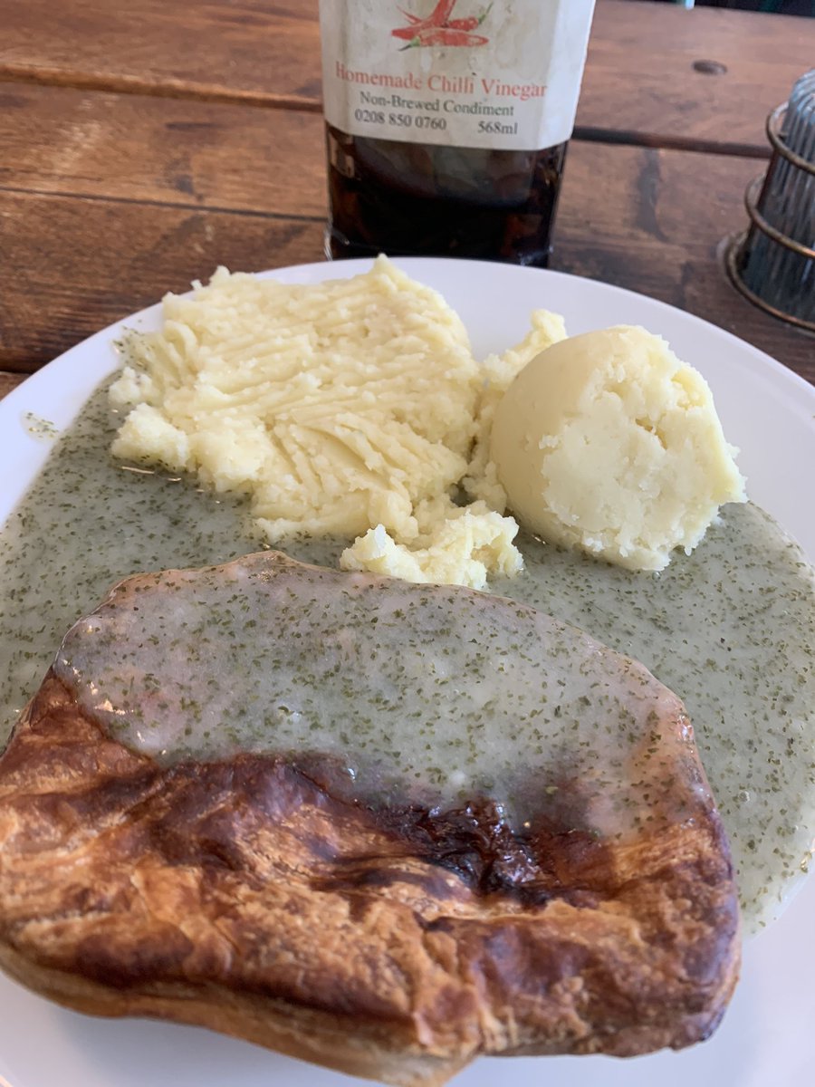 Lovely #PieAndMash in @elsies_pie_mash (insta) today, rain or shine best dinner in the world!
Also Angie is now doing seafood on Fri, Sat, Sun see replies in tweet @pienmashporn #NewEltham #SE9 

@snapofwalworth (Insta) @instagram