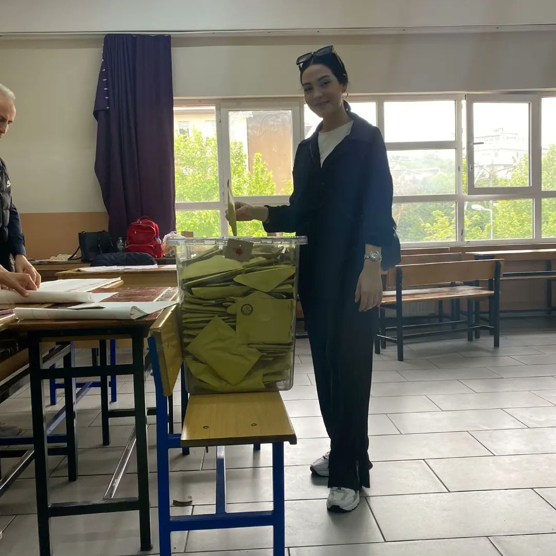 Eşim Esra Hanımla ve kızlarımla birlikte oyumuzu Tepecik Hüsnü Özyeğin okulunda kullandık. Ülkemize ve milletimize hayırlı olmasını diliyoruz.