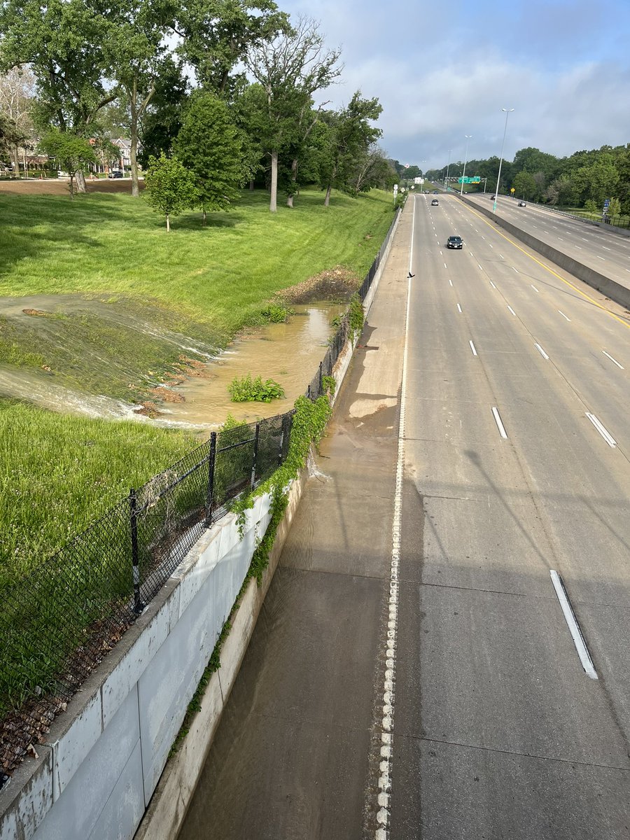1984Chet's tweet photo. Water no longer draining on break side of highway retaining wall. Water spilling over onto highway side. Drain needs to be cleaned out. I am sure that wall is not designed to retain that much water. @StlStreets @stlcsb @STLCityGov @STL4Ward @MoDOT_StLouis https://t.co/hIcW7QODZC