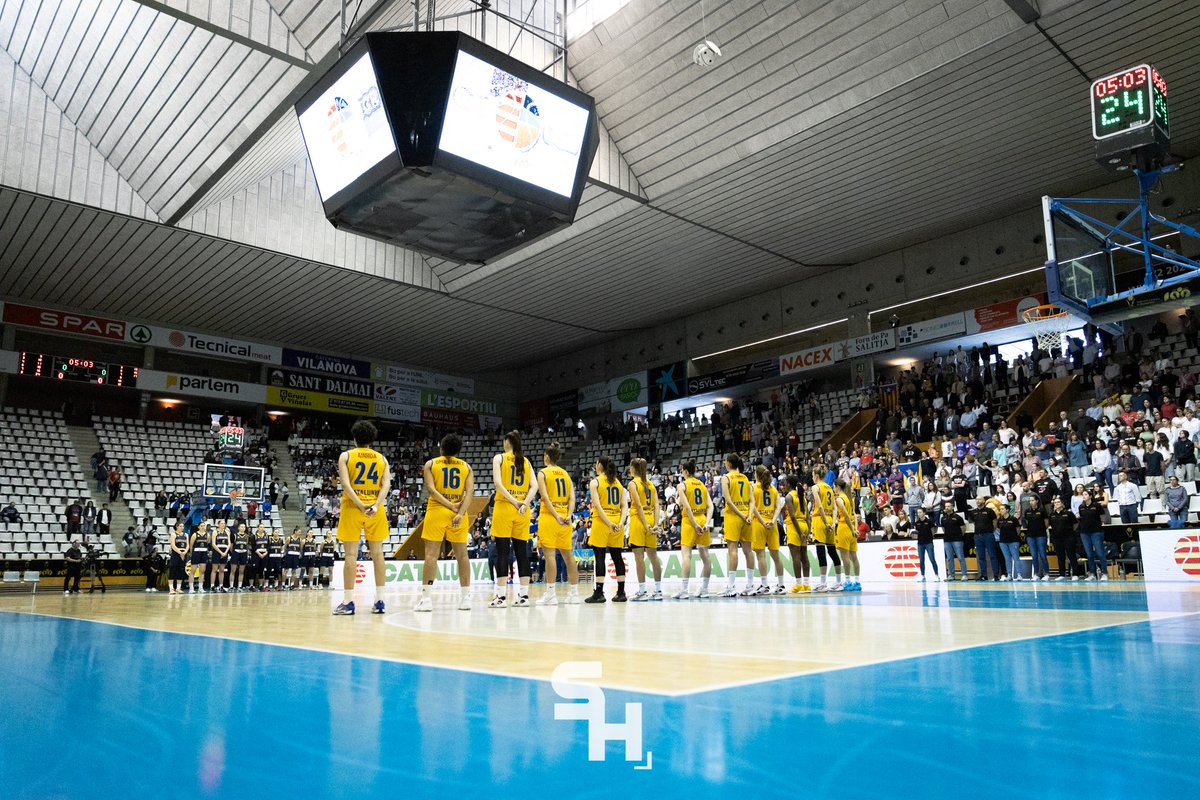 📸 Prèvia al partit solidari entre Catalunya - Ucaraïna (89-52) en la celebració del centenari de la FCBQ
(@judit_cartiel / @SportingHer)
#CatalunyaBQ #a100ambelbàsquet