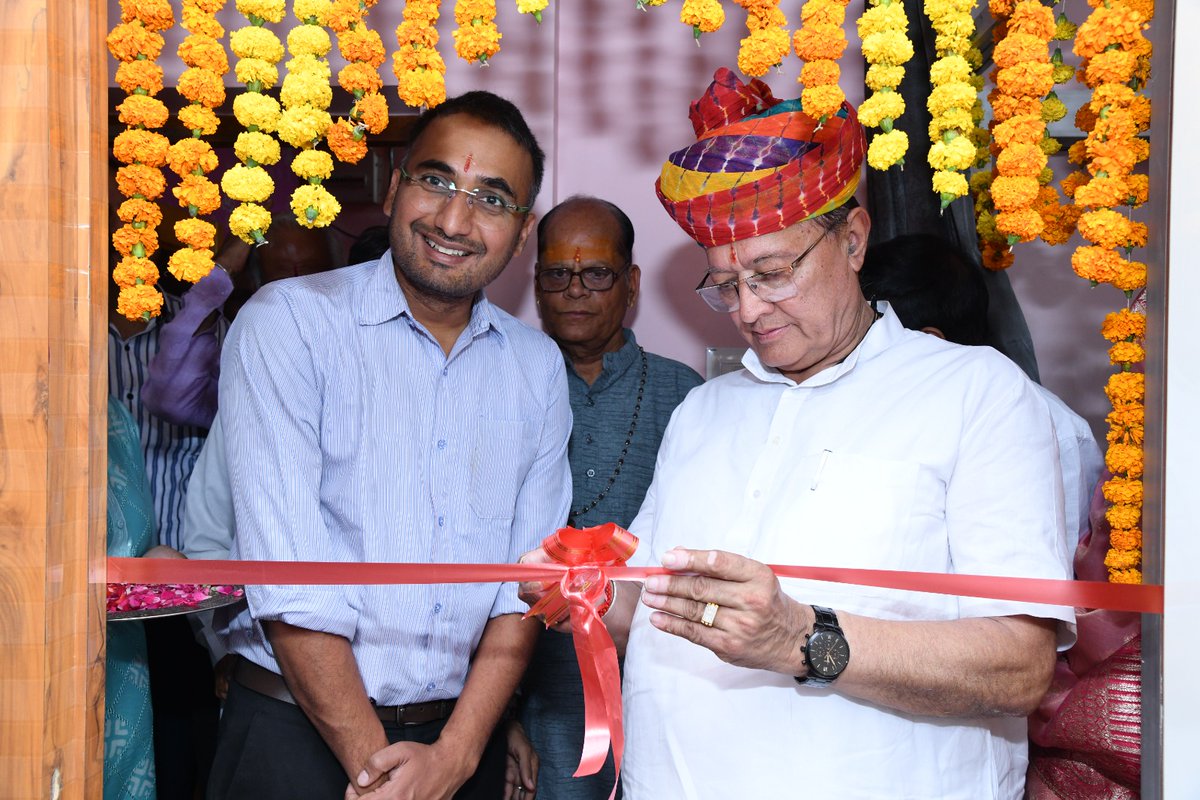 DrBDKallaINC's tweet photo. अग्रसेन सर्किल बीकानेर स्थित निवेश सर्विसेज का फीता काटकर शुभारंभ किया। इस दौरान शिक्षा निदेशक श्री गौरव अग्रवाल भी साथ मौजूद रहे। 

इस मौके पर संस्थान के संचालकों को व्यवसाय में उत्तरोत्तर प्रगति की शुभकामनाएं प्रेषित की। https://t.co/YeRzxOgkWA