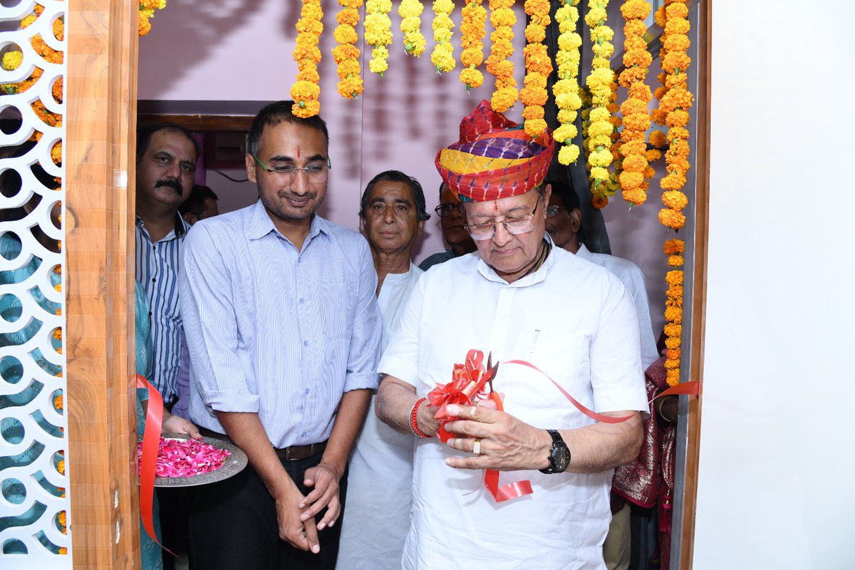 DrBDKallaINC's tweet photo. अग्रसेन सर्किल बीकानेर स्थित निवेश सर्विसेज का फीता काटकर शुभारंभ किया। इस दौरान शिक्षा निदेशक श्री गौरव अग्रवाल भी साथ मौजूद रहे। 

इस मौके पर संस्थान के संचालकों को व्यवसाय में उत्तरोत्तर प्रगति की शुभकामनाएं प्रेषित की। https://t.co/YeRzxOgkWA
