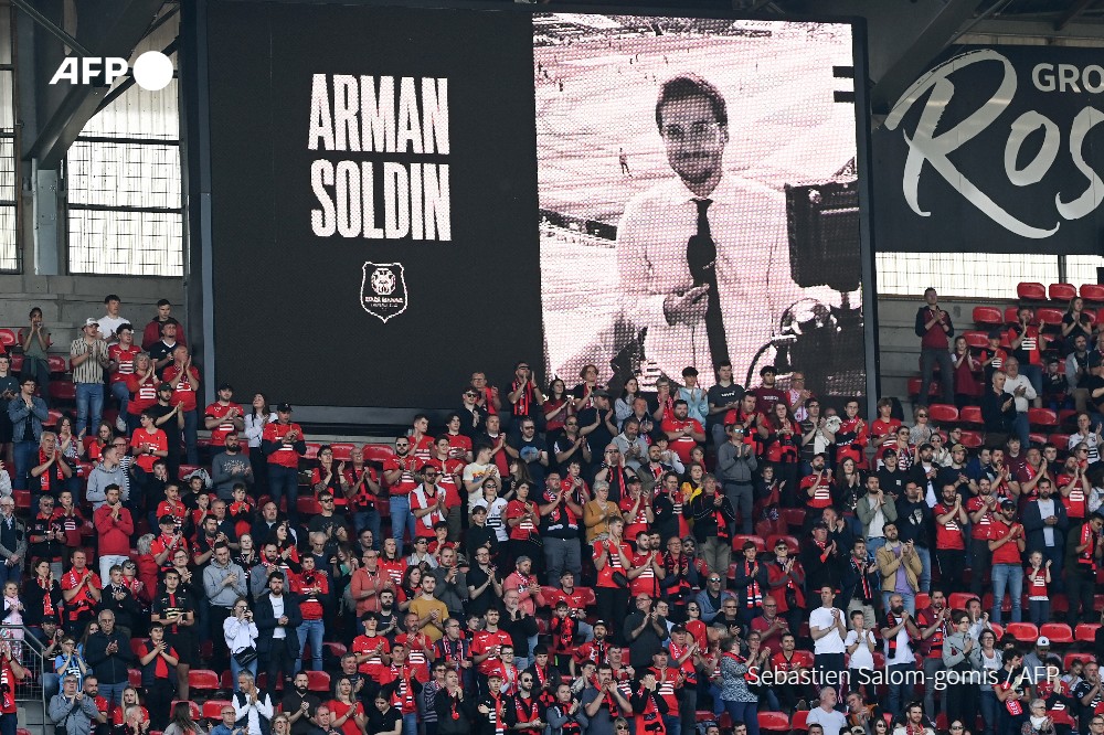 A few minutes ago, just before kickoff, French League 1 football team Rennes <a href="/staderennais/">Stade Rennais F.C.</a> paid tribute to Arman Soldin, who had played in their youth team. Arman was killed covering the war in #Ukraine for <a href="/AFP/">AFP News Agency</a> on Tuesday. He was 32.