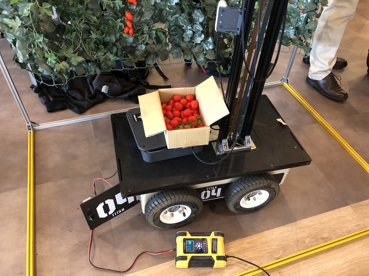 ko1_baseba11's tweet photo. トクイテンさんの収穫ロボット、Raspberry Piで動いてるんだって…びっくり(台車用に1台、アーム用に1台)

 #rosjp #ROSRobotParty https://t.co/NwmuW7i9zc