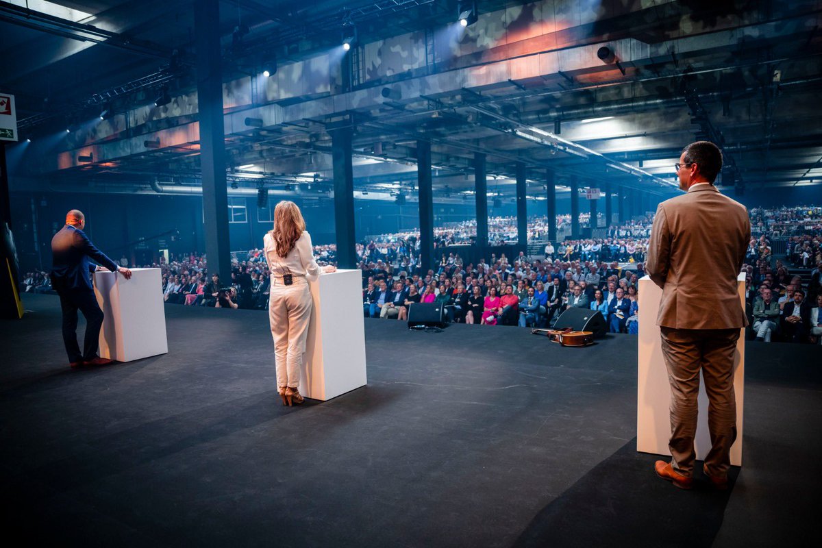 PietDeZaeger's tweet photo. Het is gebeurd. Het geheel van de congresteksten is plenair goedgekeurd door @de_NVA leden. Proficiat aan congresvoorzitters @svandeput @anneleen_vb @SanderLoones @FranckenTheo en @VreeseMaaike #NVAcongres https://t.co/00iiqSaJJh